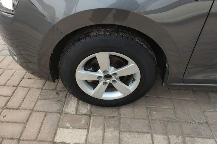 Used Skoda Rapid 2016 1.4L Manual Front-Wheel Drive Model Left Front Wheel Hub