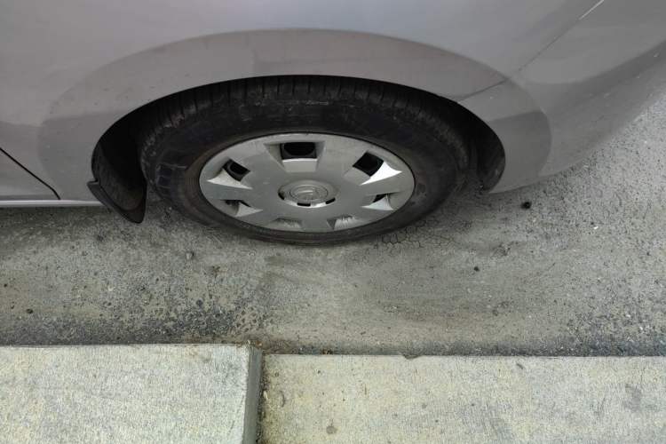 Used Skoda Rapid 2016 1.6L Automatic Front-Wheel Drive Model Right Front Wheel Hub