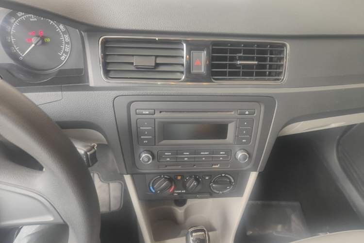 Used Skoda Rapid 2016 1.6L Automatic Chuanxing Edition Audio And AC Panel