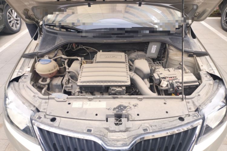 Used Skoda Rapid 2016 1.6L Manual Front-Wheel-Drive Version Engine Bay