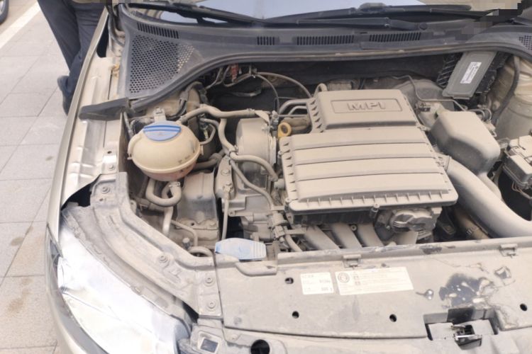 Used Skoda Rapid 2016 1.6L Manual Front-Wheel-Drive Version Engine Bay Right