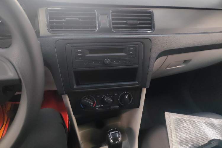 Used Skoda Rapid 2016 1.6L Automatic Front-Wheel Drive Model Audio And AC Panel