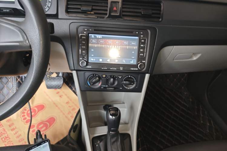 Used Skoda Rapid 2016 1.6L Automatic Front-Wheel Drive Model Audio And AC Panel
