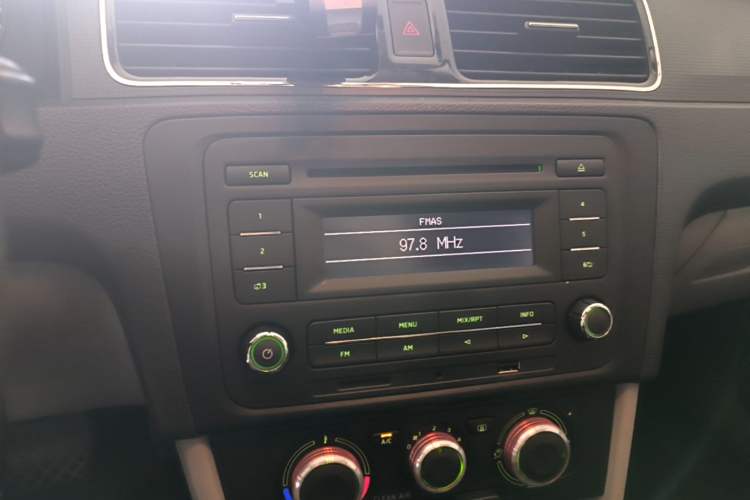 Used Skoda Rapid 2016 1.6L Automatic Chuanxing Edition Audio And AC Panel