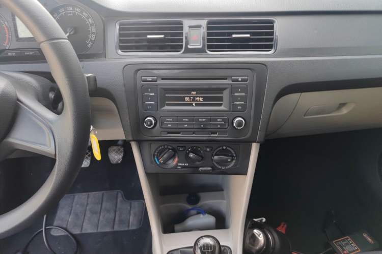 Used Skoda Rapid 2016 1.4L Manual Front-Wheel Drive Model Audio And AC Panel