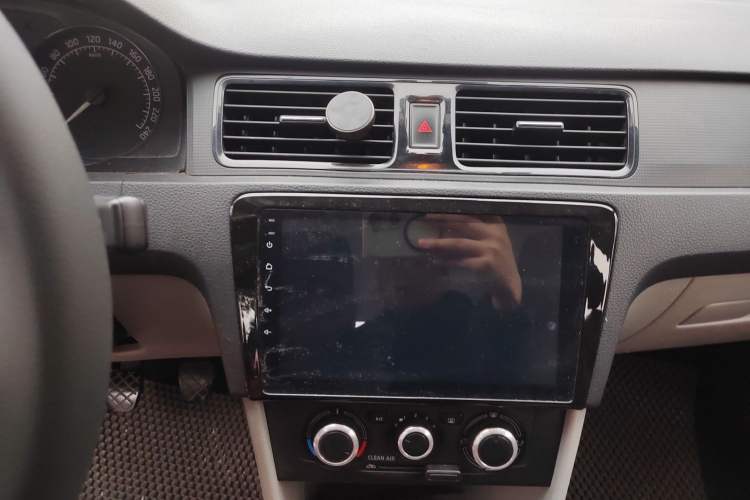 Used Skoda Rapid 2016 1.4L Manual Front-Wheel Drive Model Audio And AC Panel