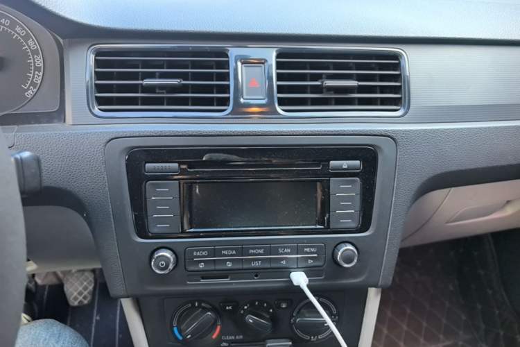 Used Skoda Rapid 2016 1.4L Manual Front-Wheel Drive Model Audio And AC Panel