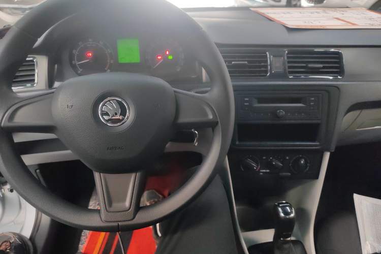 Used Skoda Rapid 2016 1.6L Automatic Front-Wheel Drive Model Center Console
