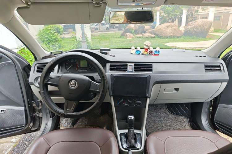 Used Skoda Rapid 2016 1.6L Automatic Front-Wheel Drive Model Center Console