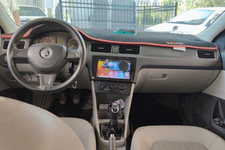 Used Skoda Rapid 2016 1.6L Manual Trend Edition Center Console