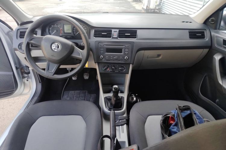 Used Skoda Rapid 2016 1.4L Manual Front-Wheel Drive Model Center Console