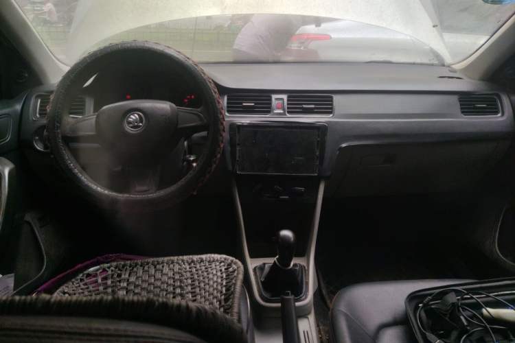 Used Skoda Rapid 2016 1.6L Manual Front-Wheel-Drive Version Center Console