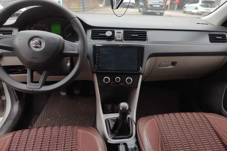 Used Skoda Rapid 2016 1.4L Manual Front-Wheel Drive Model Center Console