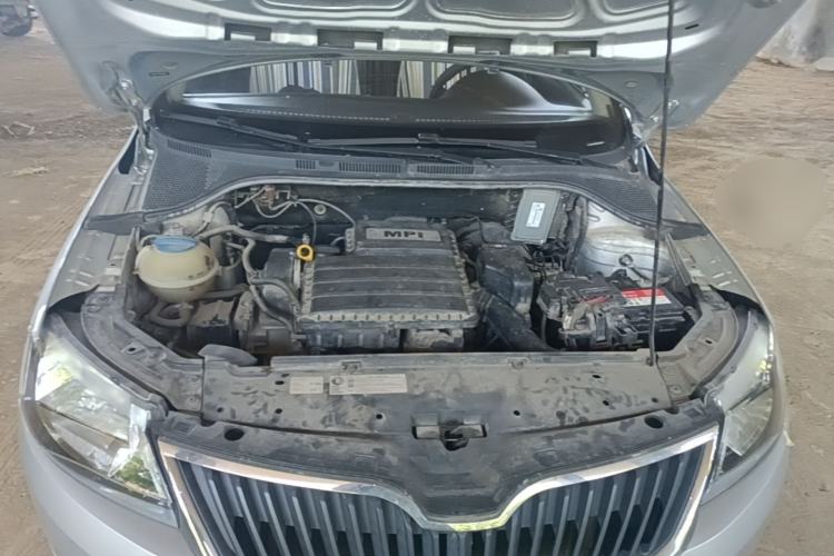 Used Skoda Rapid 2016 1.6L Manual Front-Wheel-Drive Version Engine Bay