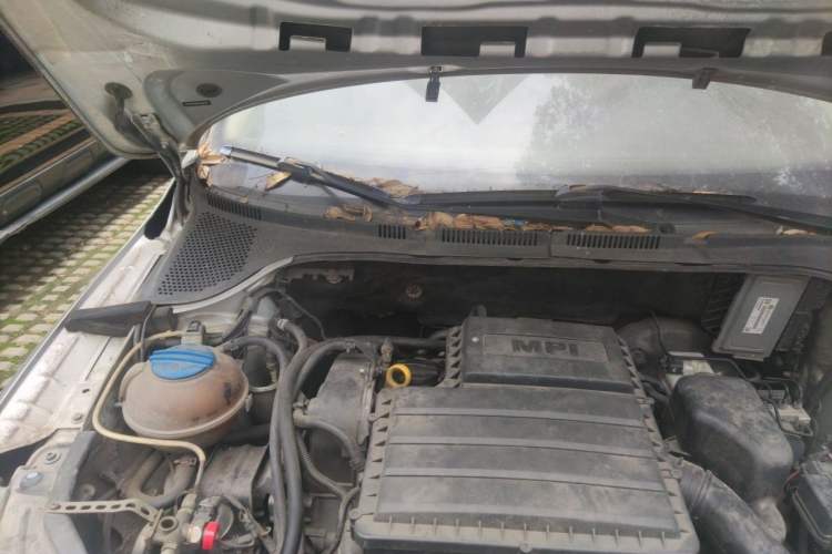 Used Skoda Rapid 2016 1.6L Manual Front-Wheel-Drive Version Engine Bay Right
