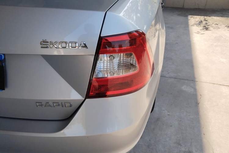 Used Skoda Rapid 2016 1.4L Manual Front-Wheel Drive Model Exterior 3