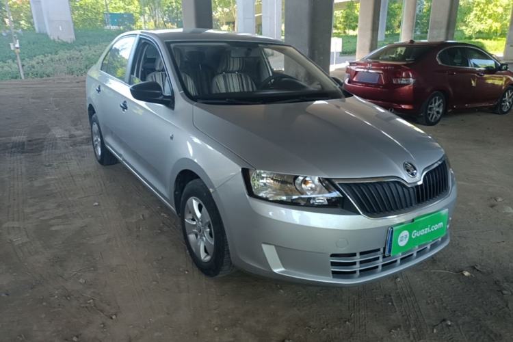 Used Skoda Rapid 2016 1.6L Manual Front-Wheel-Drive Version Front Right 45 Deg