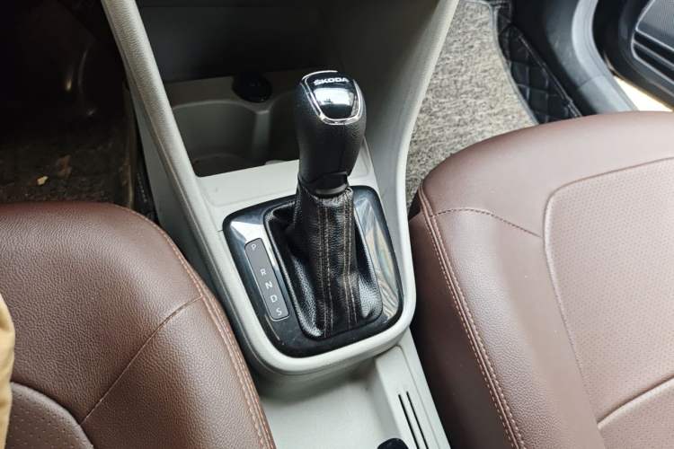 Used Skoda Rapid 2016 1.6L Automatic Front-Wheel Drive Model Gear Lever