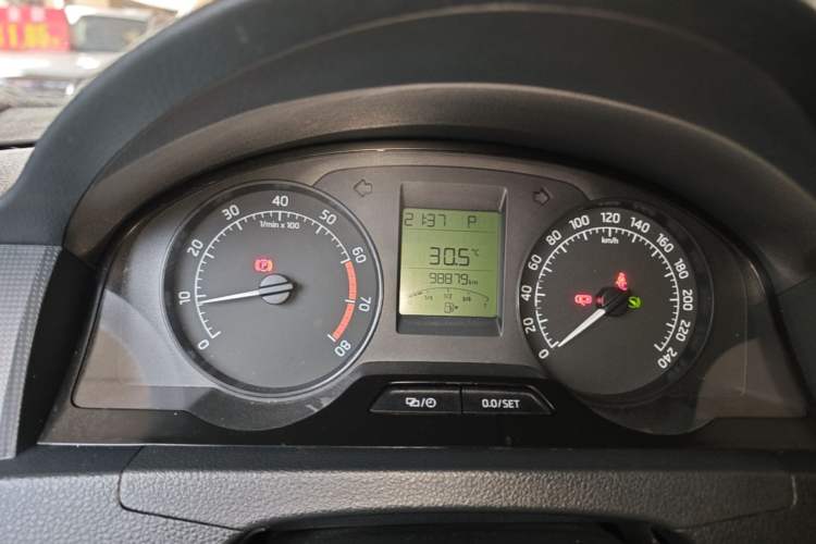 Used Skoda Rapid 2016 1.6L Automatic Front-Wheel Drive Model Instrument Cluster