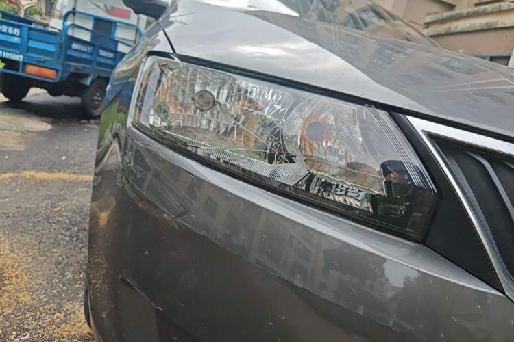 Used Skoda Rapid 2016 1.6L Automatic Front-Wheel Drive Model Right Front Headlight