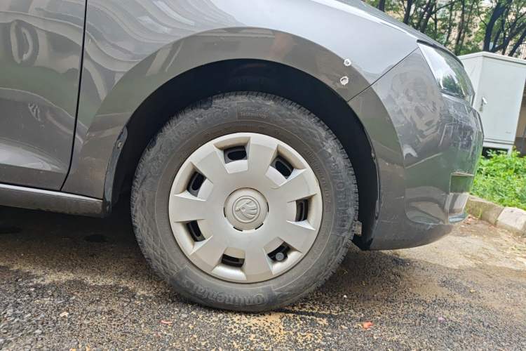Used Skoda Rapid 2016 1.6L Automatic Front-Wheel Drive Model Right Front Wheel Hub