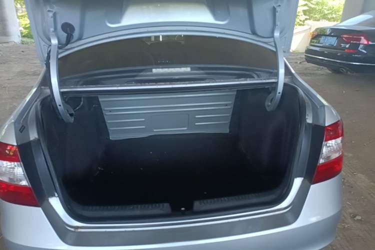 Used Skoda Rapid 2016 1.6L Manual Front-Wheel-Drive Version Trunk