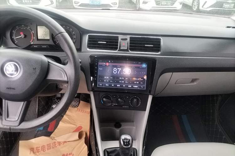 Used Skoda Rapid 2016 1.6L Manual Trend Edition Audio And AC Panel