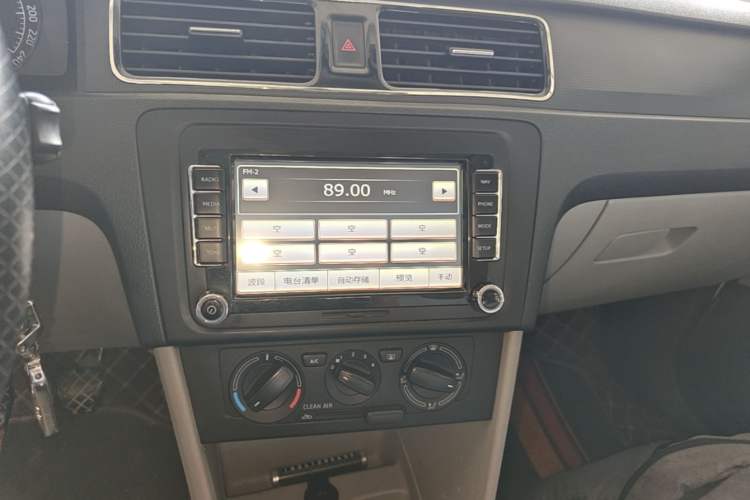 Used Skoda Rapid 2016 1.4L Manual Trend Edition Audio And AC Panel