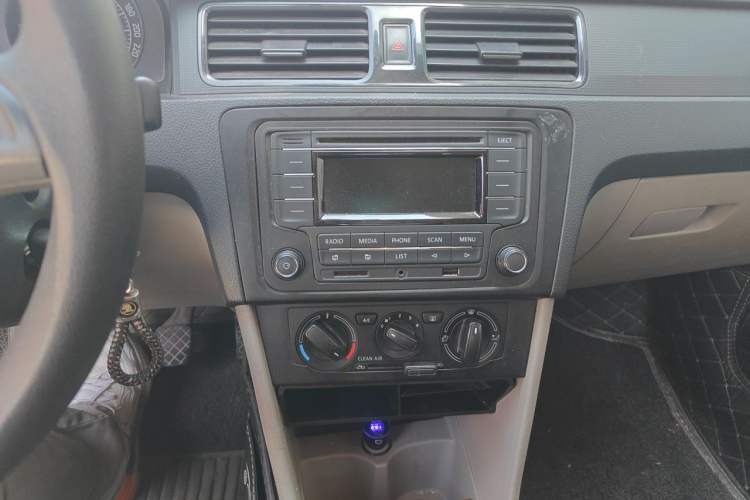 Used Skoda Rapid 2016 1.4L Manual Front-Wheel Drive Model Audio And AC Panel