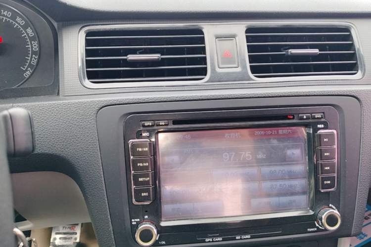 Used Skoda Rapid 2016 1.6L Manual Front-Wheel-Drive Version Audio And AC Panel