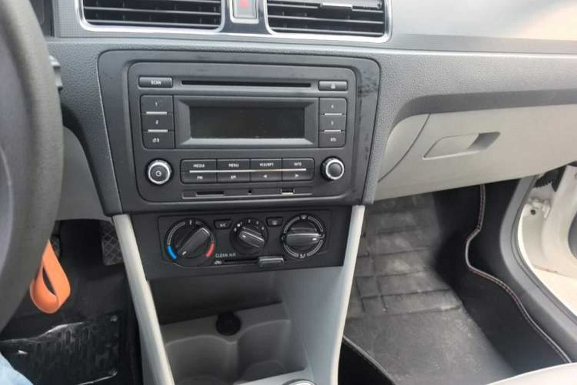 Used Skoda Rapid 2016 1.6L Manual Trend Edition Audio And AC Panel