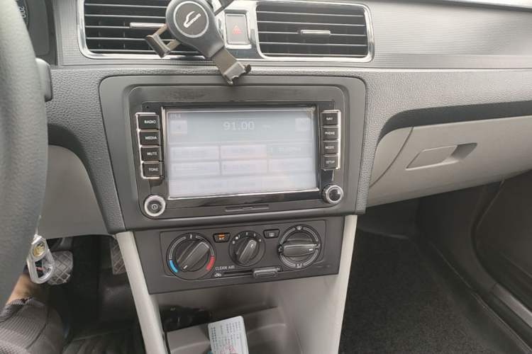 Used Skoda Rapid 2016 1.6L Manual Front-Wheel-Drive Version Audio And AC Panel