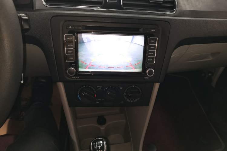 Used Skoda Rapid 2016 1.6L Manual Trend Edition Audio And AC Panel