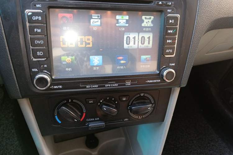 Used Skoda Rapid 2016 1.6L Manual Trend Edition Audio And AC Panel