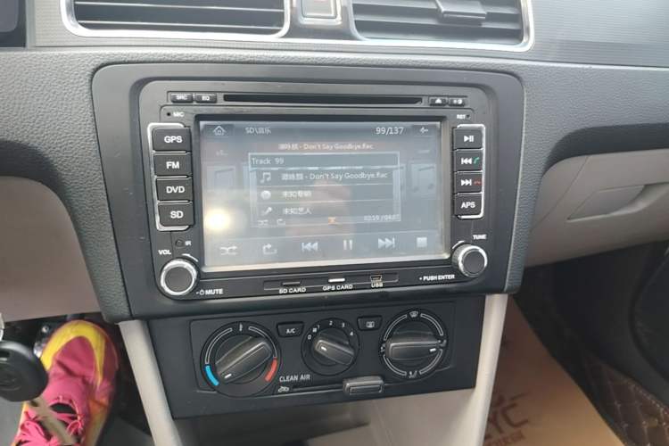 Used Skoda Rapid 2016 1.4L Manual Trend Edition Audio And AC Panel