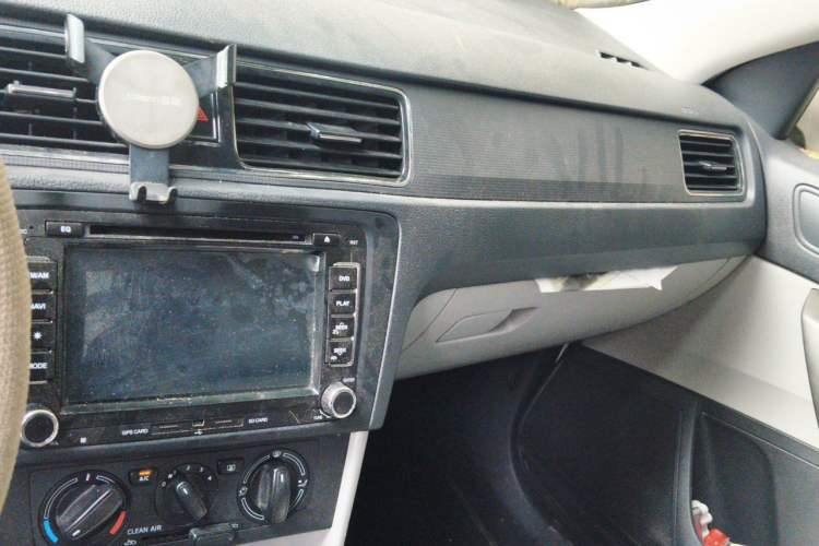 Used Skoda Rapid 2016 1.6L Manual Trend Edition Audio And AC Panel