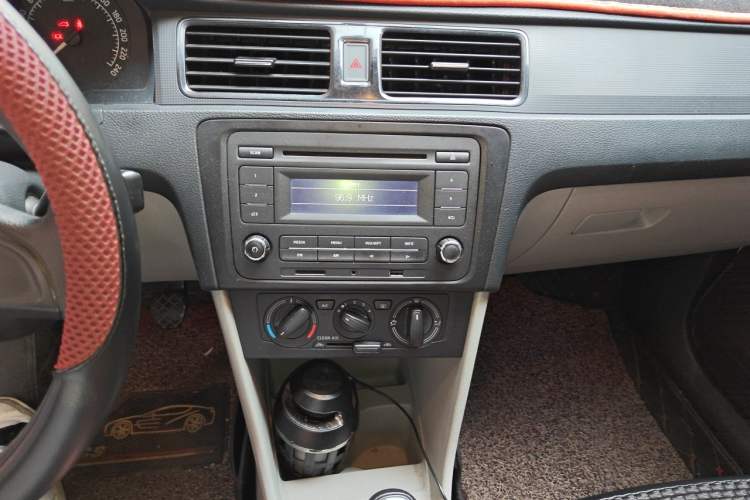 Used Skoda Rapid 2016 1.6L Manual Front-Wheel-Drive Version Audio And AC Panel