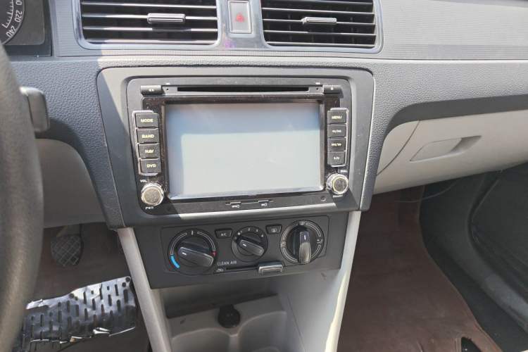 Used Skoda Rapid 2016 1.6L Manual Front-Wheel-Drive Version Audio And AC Panel