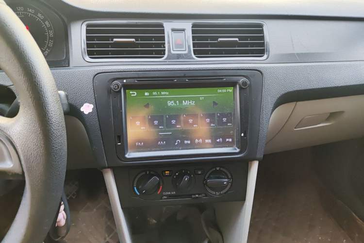 Used Skoda Rapid 2016 1.6L Manual Front-Wheel-Drive Version Audio And AC Panel
