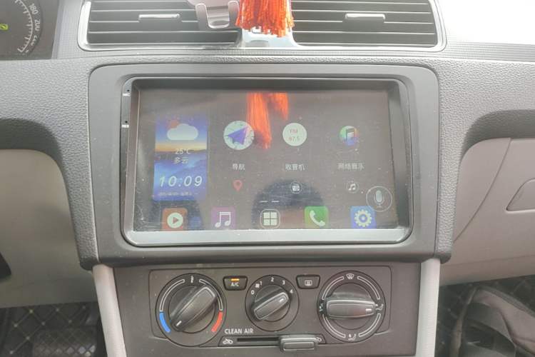 Used Skoda Rapid 2016 1.6L Automatic Front-Wheel Drive Model Audio And AC Panel