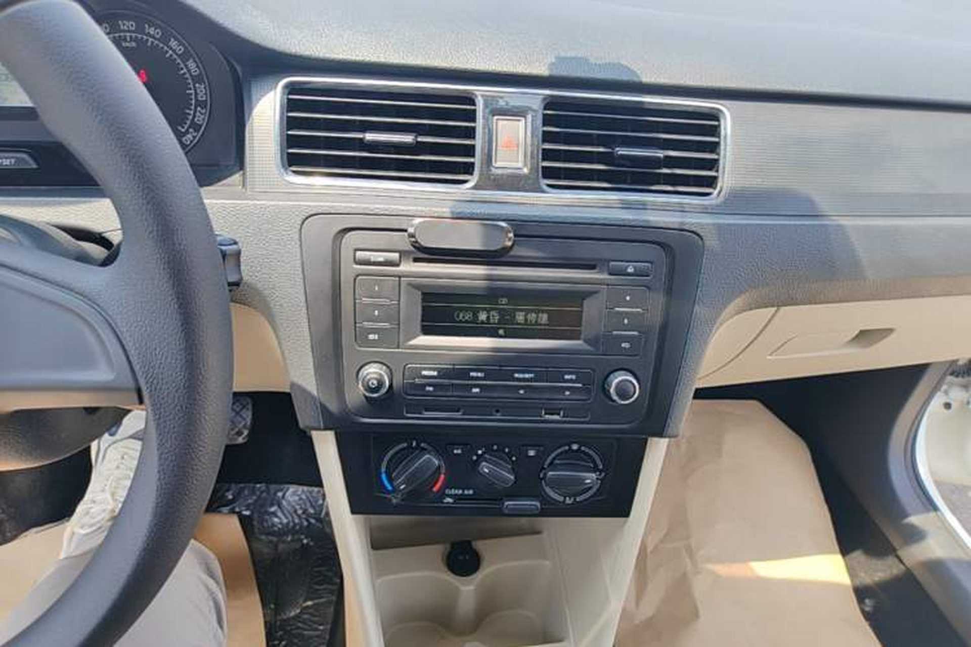 Used Skoda Rapid 2016 1.6L Manual Trend Edition Audio And AC Panel
