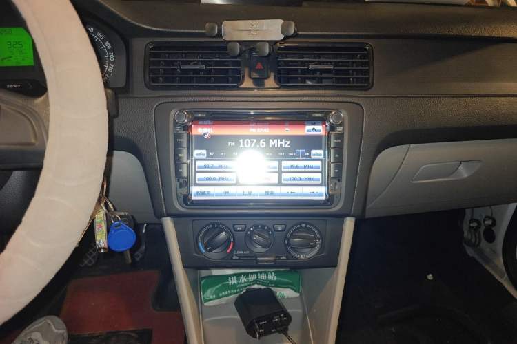 Used Skoda Rapid 2016 1.6L Manual Front-Wheel-Drive Version Audio And AC Panel