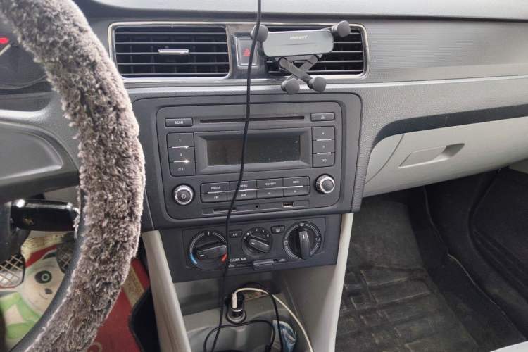 Used Skoda Rapid 2016 1.6L Manual Trend Edition Audio And AC Panel