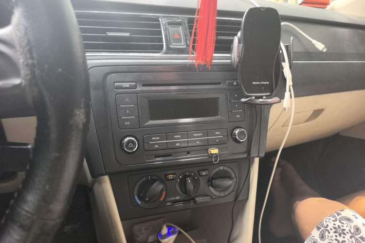 Used Skoda Rapid 2016 1.6L Manual Trend Edition Audio And AC Panel