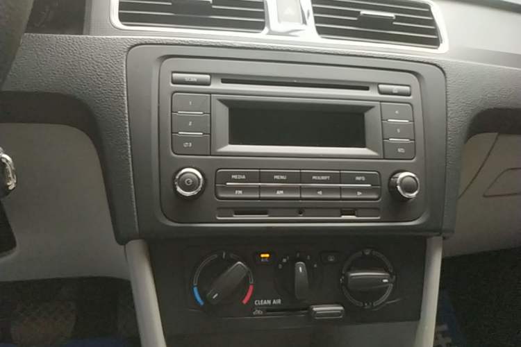 Used Skoda Rapid 2016 1.6L Automatic Chuanxing Edition Audio And AC Panel