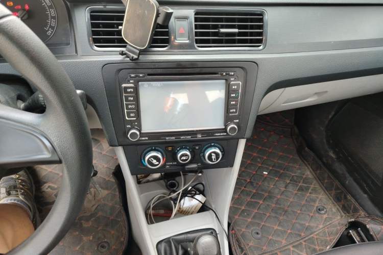 Used Skoda Rapid 2016 1.6L Manual Front-Wheel-Drive Version Audio And AC Panel
