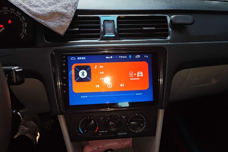Used Skoda Rapid 2016 1.6L Manual Trend Edition Audio And AC Panel