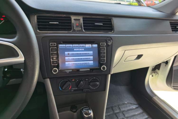 Used Skoda Rapid 2016 1.6L Automatic Front-Wheel Drive Model Audio And AC Panel