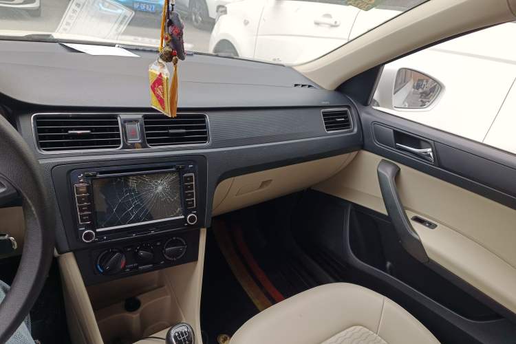 Used Skoda Rapid 2016 1.4L Manual Trend Edition Audio And AC Panel