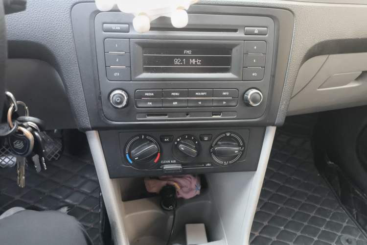 Used Skoda Rapid 2016 1.6L Manual Trend Edition Audio And AC Panel